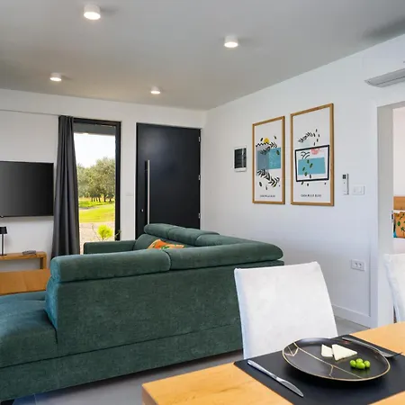 With Private Pool & View Near Motovun, Casa Mille Olivi Modern Vila *